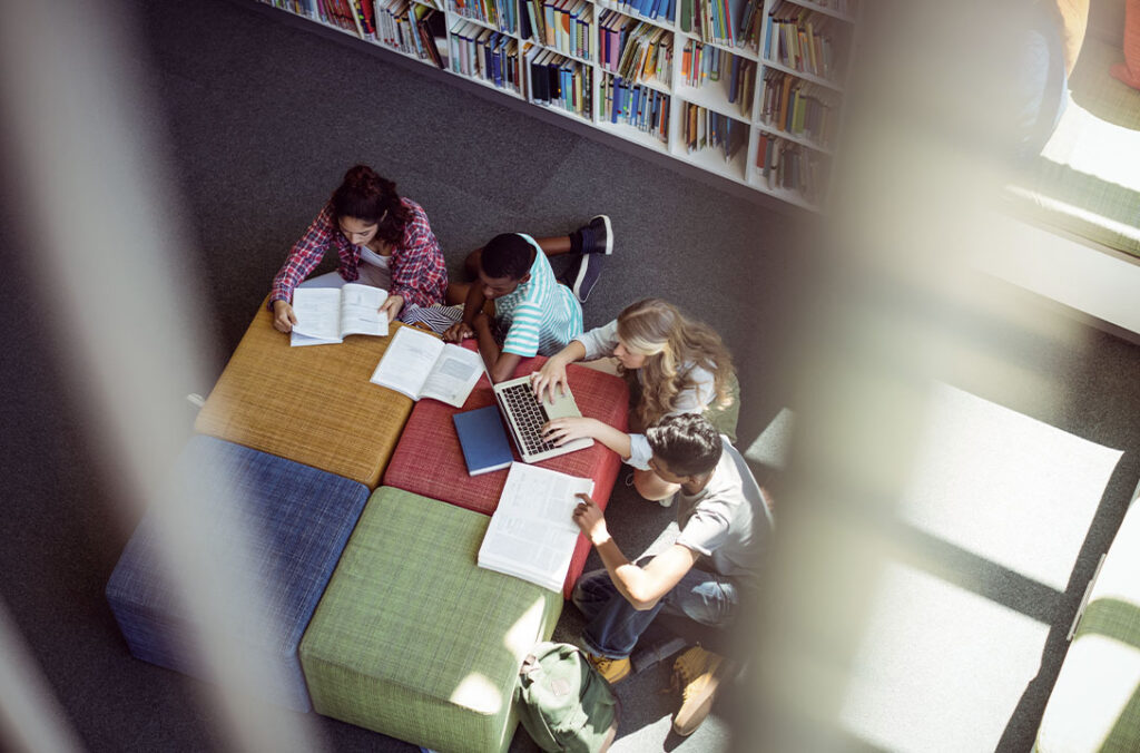 Grupo de jovens estudando em biblioteca