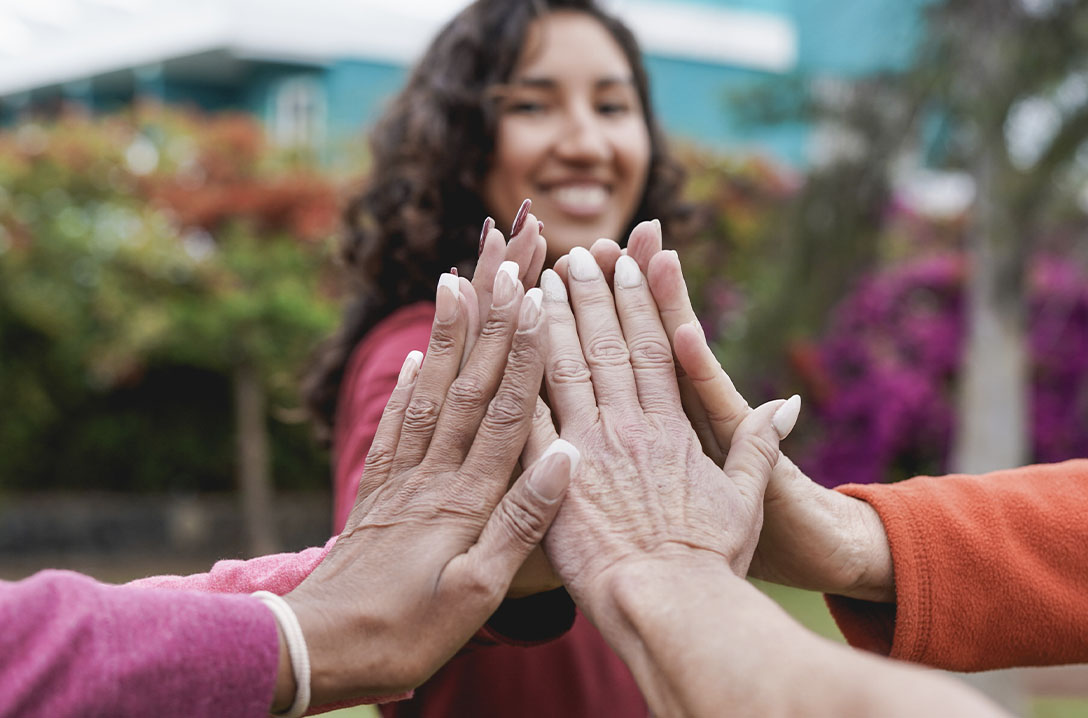 Mulheres formando um círculo com a mão aberta