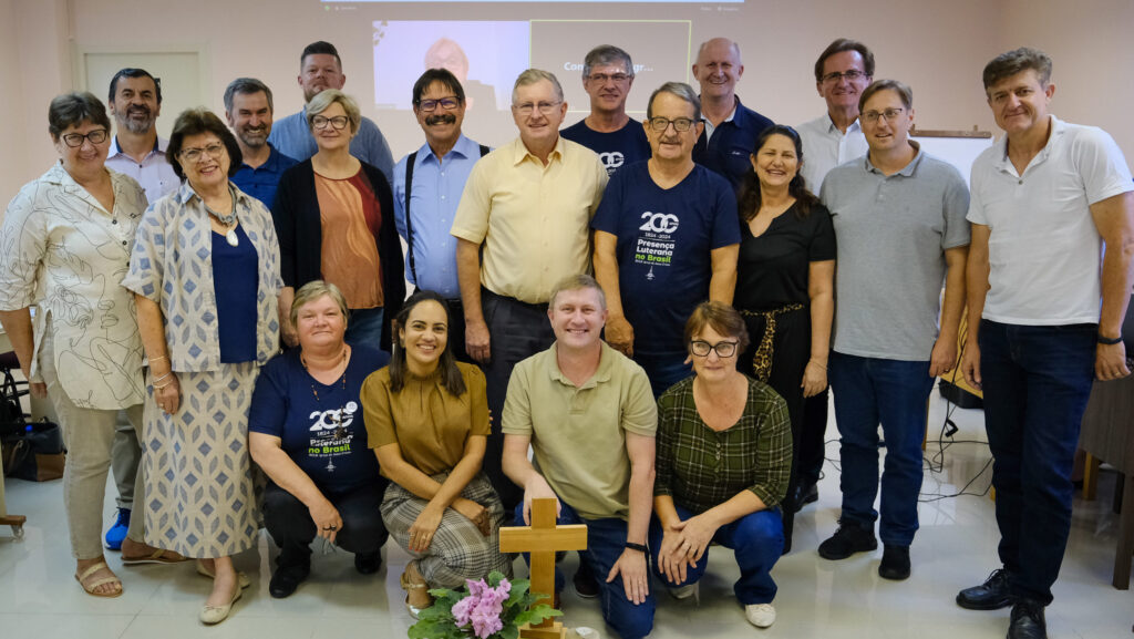 Grupo de pessoas posando para foto