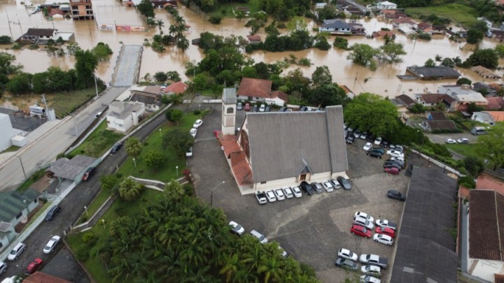 Pátio da Igreja abriga carros de revendedoras e de vários vizinhos